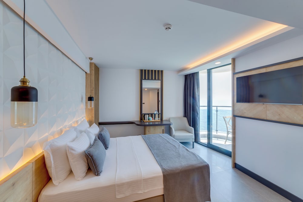 CORNER ROOM