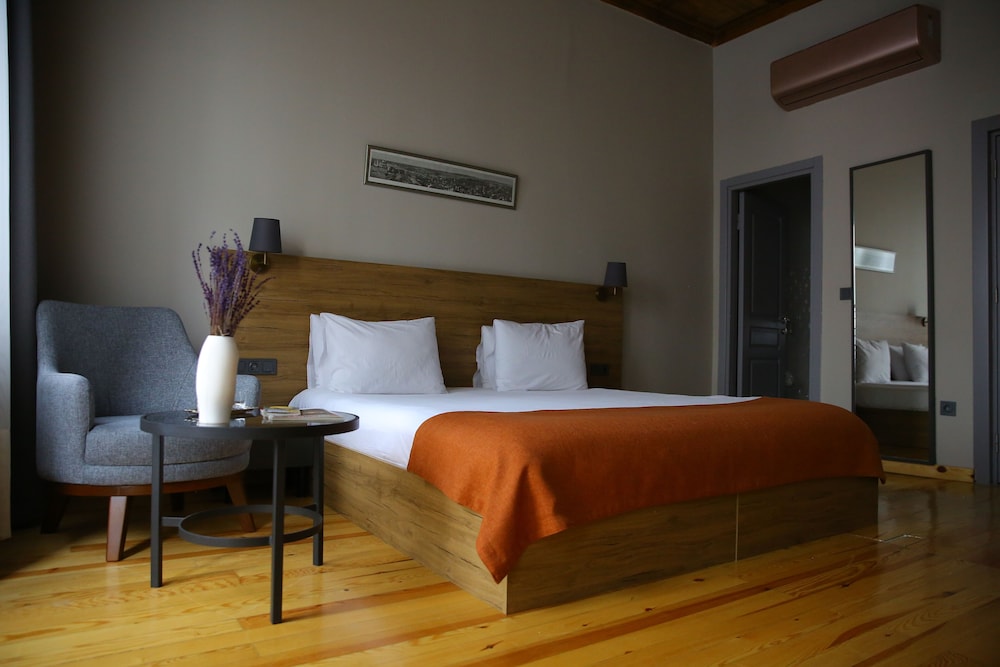 Deluxe Room, 1 Queen Bed, Non Smoking, Balcony photo 3