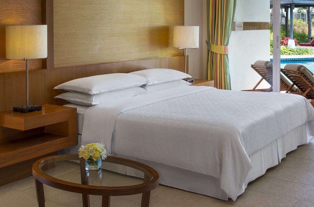Room, 1 King Bed with Sofa bed, Oceanfront photo 2
