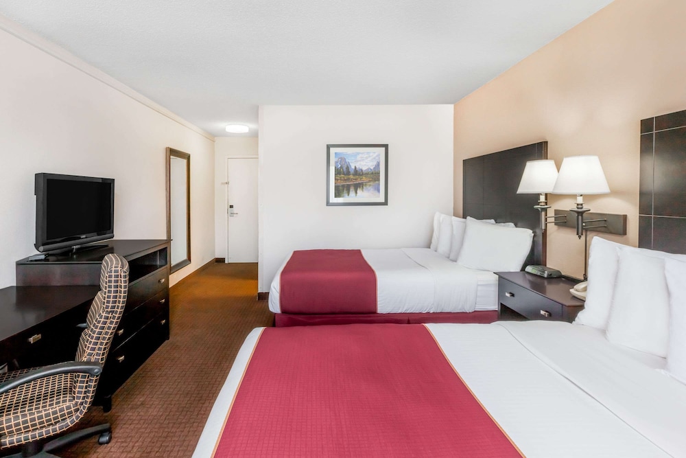 Room, 2 Queen Beds, Non Smoking (Second Floor) photo 1
