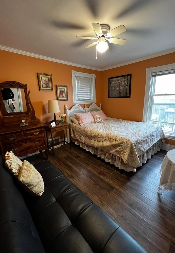 Deluxe Room, 1 Queen Bed, Shared Bathroom photo 2