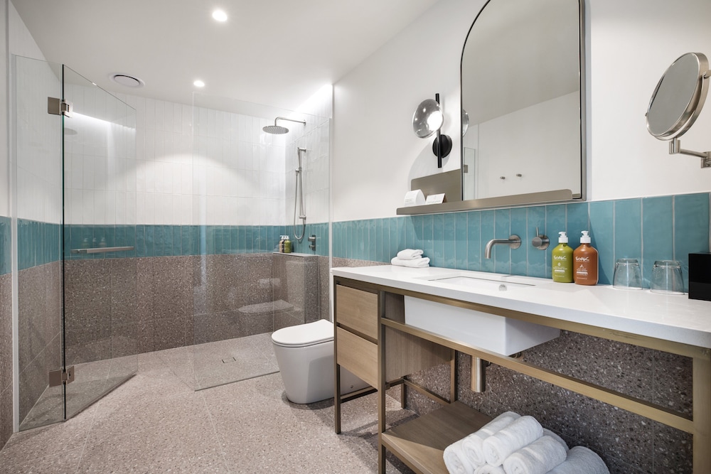 Suite, 1 King Bed, Balcony (Dining, Kitchenette) - Photo 8