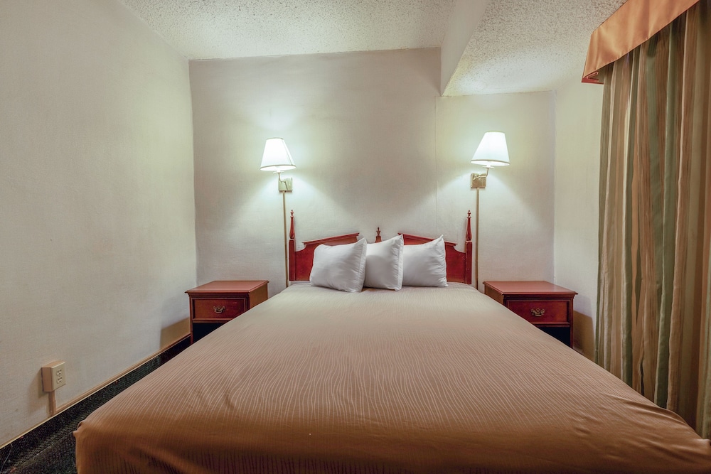 Room, 1 King Bed, Smoking photo 2