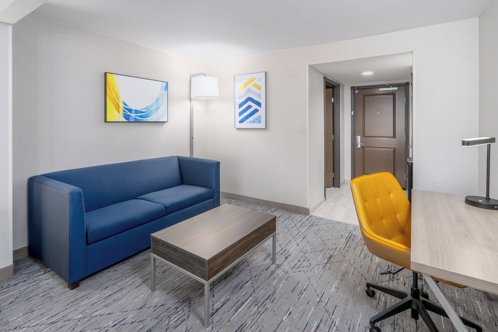 Suite, 1 King Bed, Accessible (Communications) - Photo 5