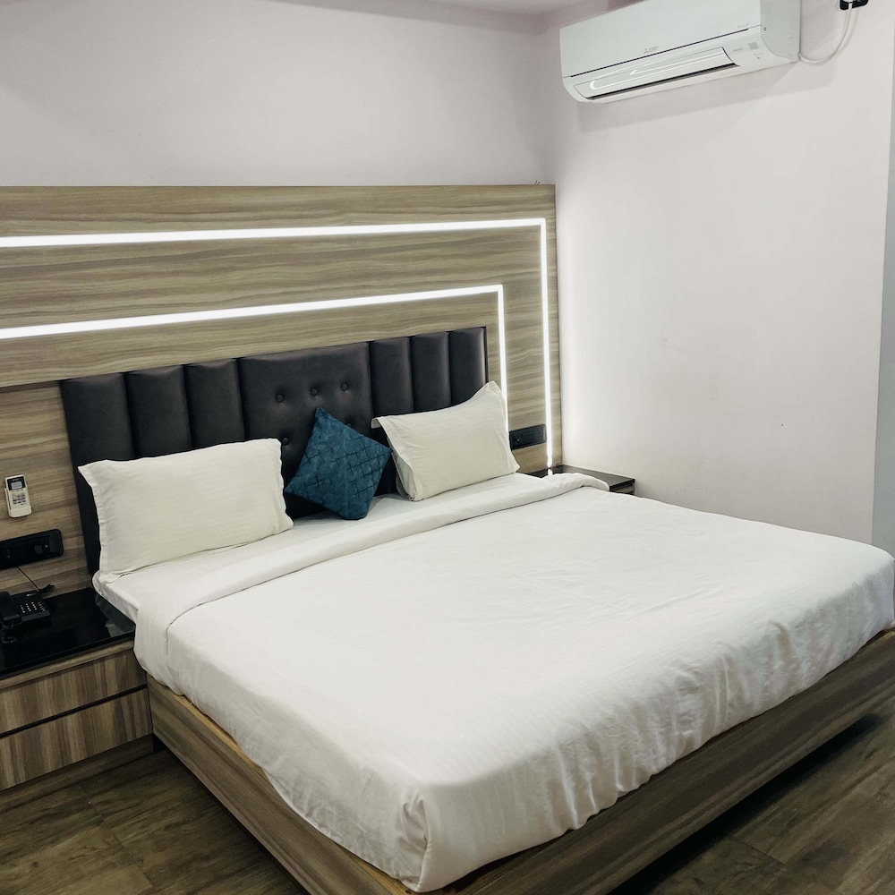 Deluxe Room - Photo 5