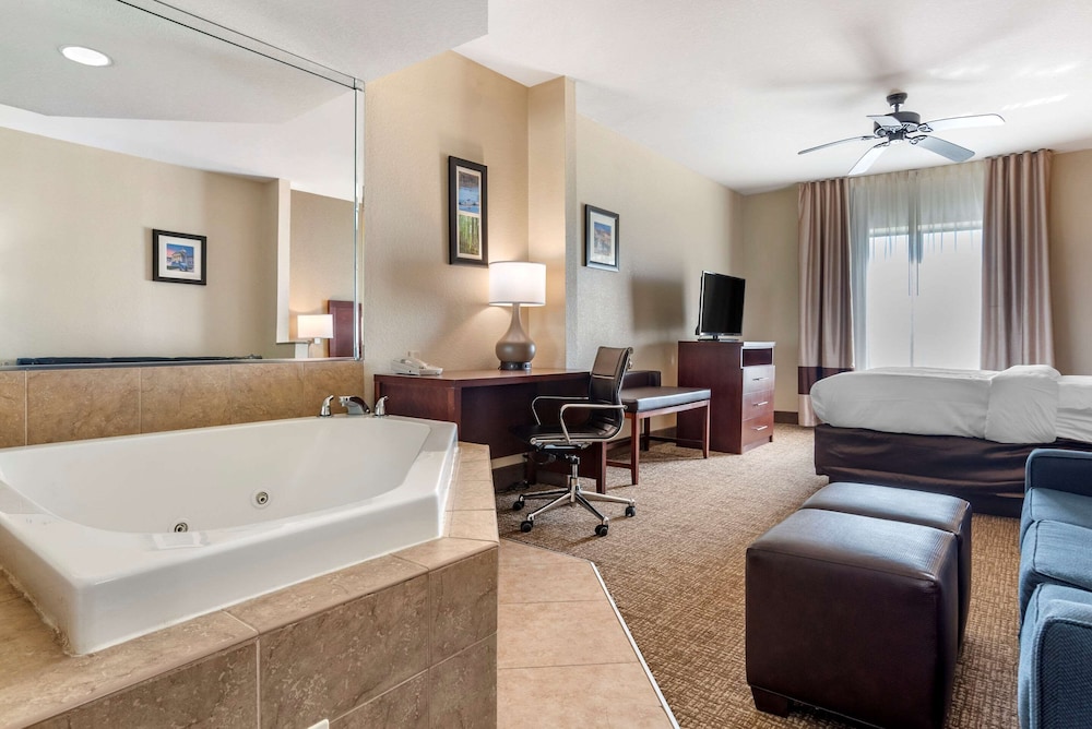 Suite, 1 King Bed, Non Smoking, Hot Tub - Photo 3