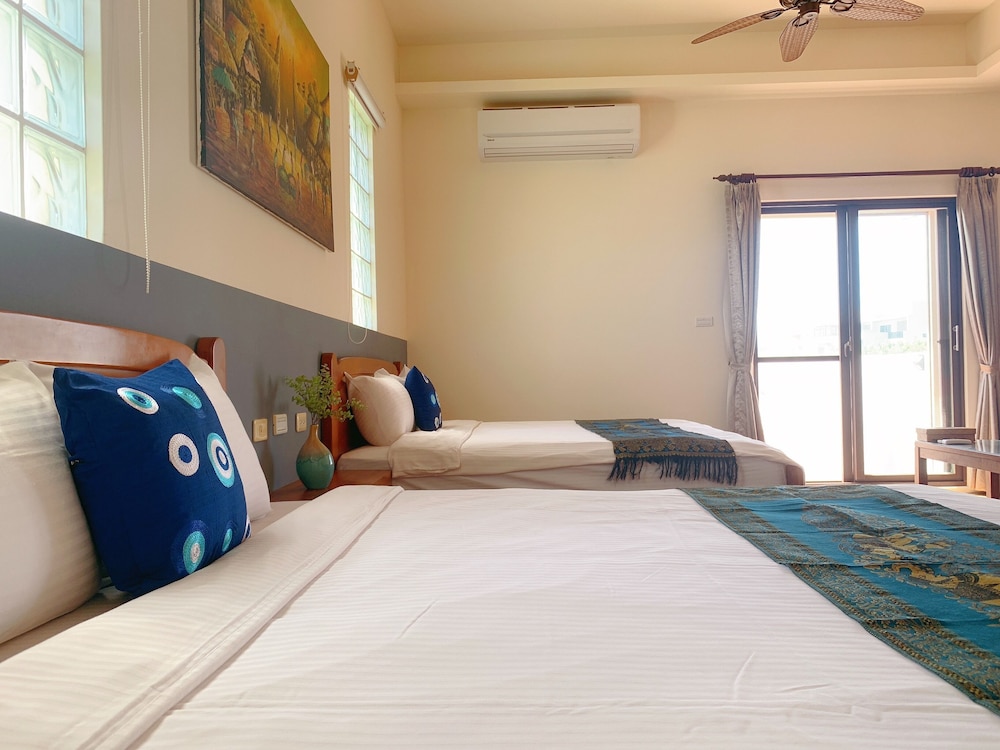 Standard Quadruple Room, 2 Queen Beds, Balcony photo 2