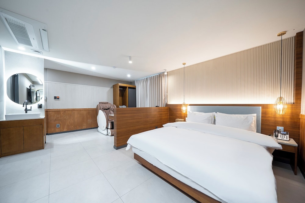Premium Room - Photo 17