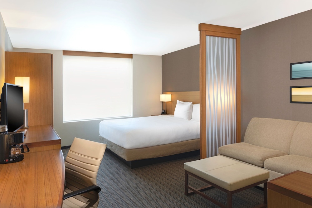 Deluxe Room, 1 King Bed, City View photo 2