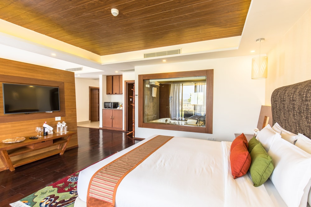 Presidential Mountain View Suite with Bathtub