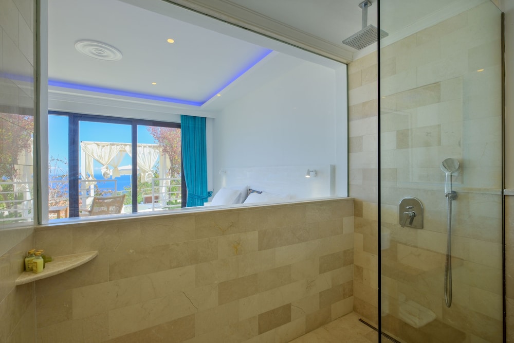 Executive Suite - Photo 11