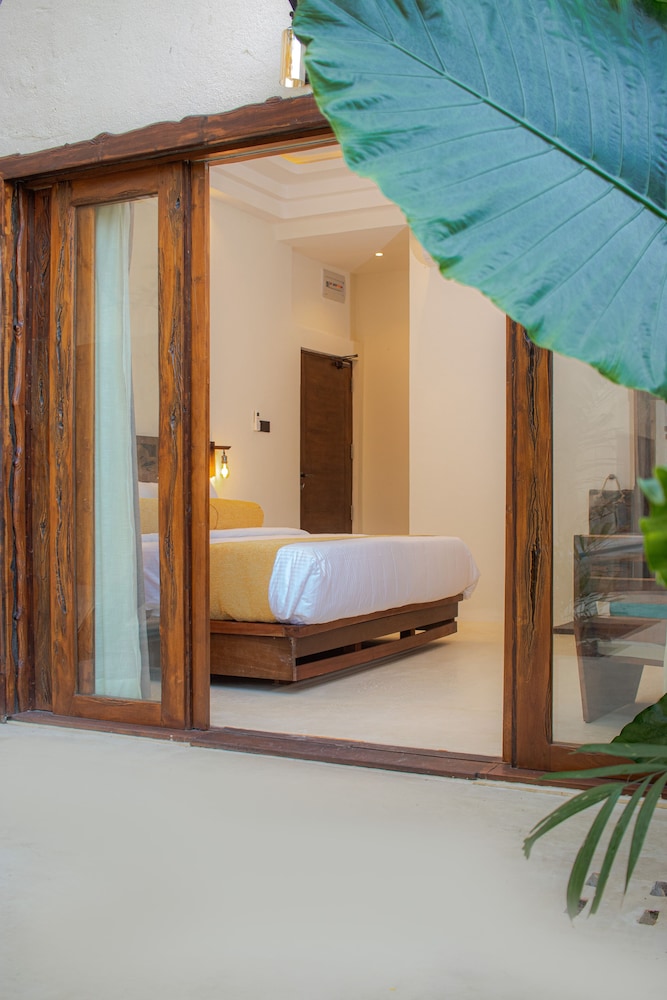 Luxury Double Room, 1 King Bed, Pool Access, Pool View photo 3