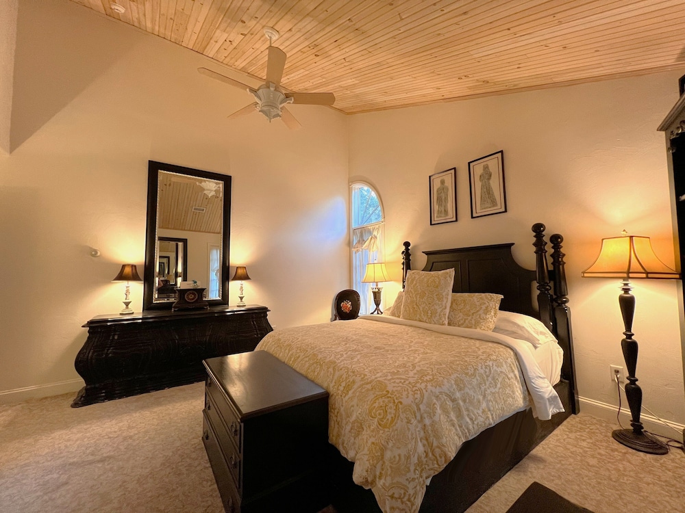 Black Room, Deluxe King Suite, Garden View, Private Bath, Bikes Included photo 2