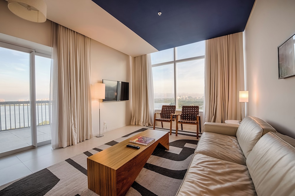 Studio Suite, 1 King Bed, Non Smoking thumbnail 6