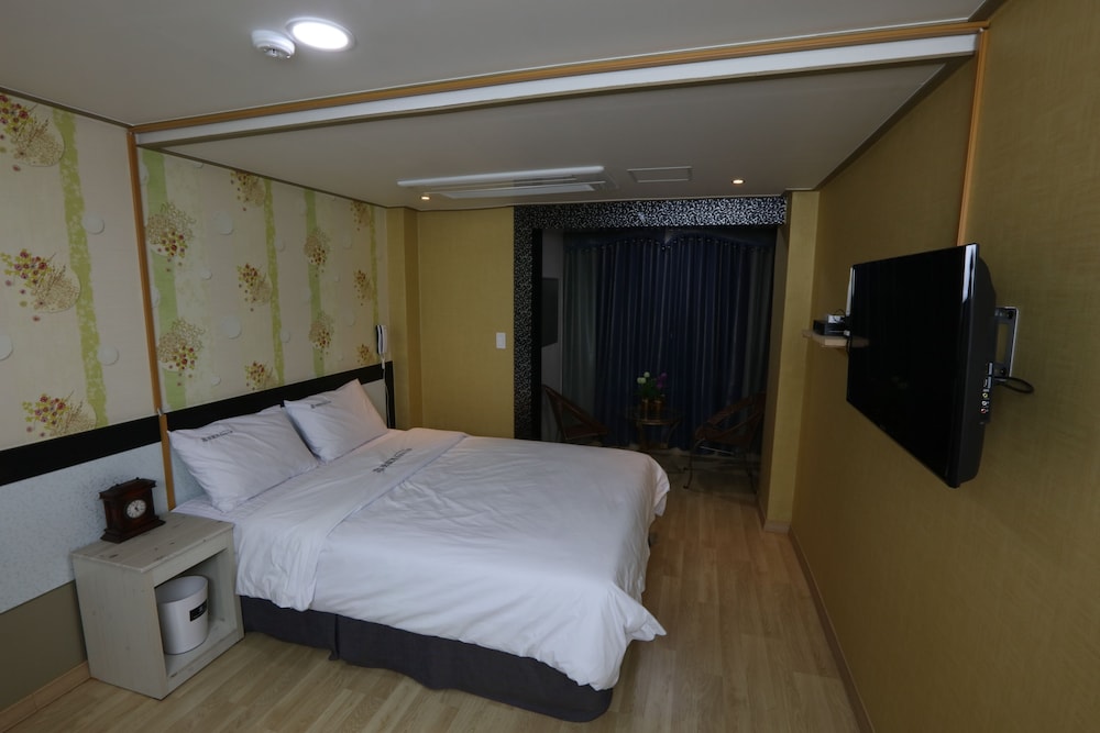 Deluxe Room (Personal Netflix account available) photo 3