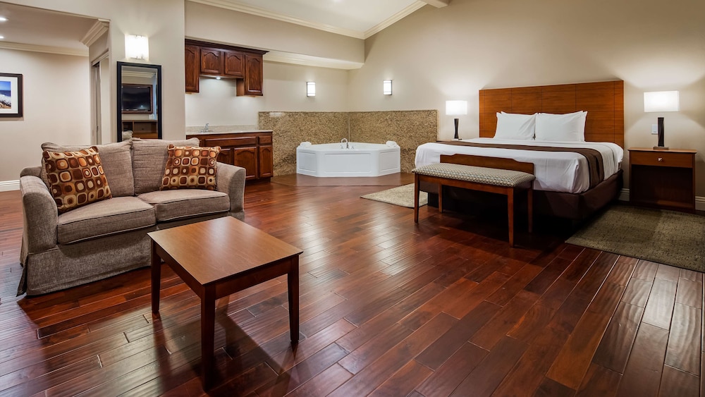 Suite, 1 King Bed, Non Smoking, Jetted Tub photo 3