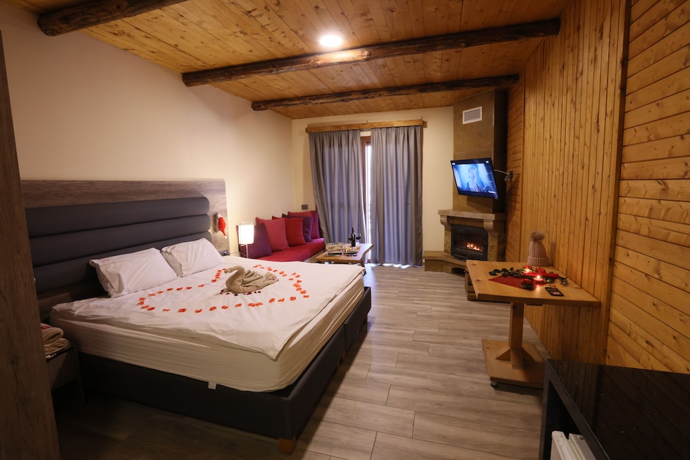 Deluxe Studio Suite, 1 King Bed, Balcony, Mountain View photo 1