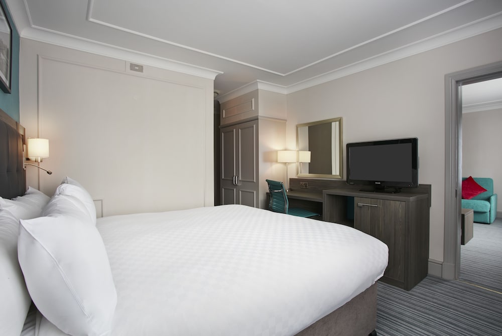 Executive Double Room (with Sofa Bed) thumbnail 6