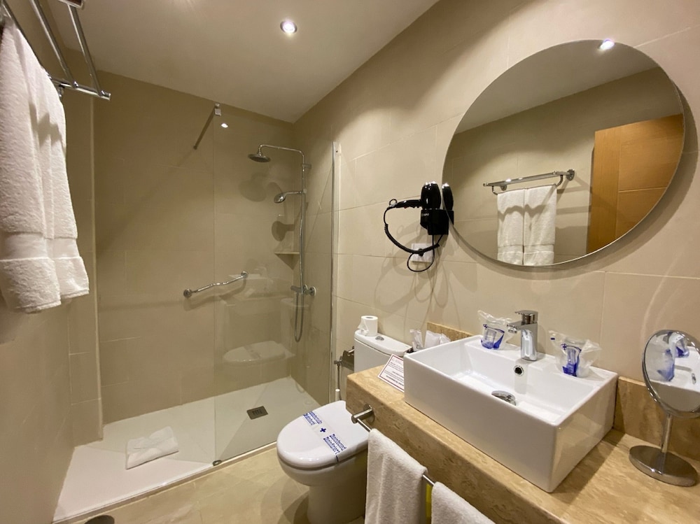Deluxe Room - Photo 5