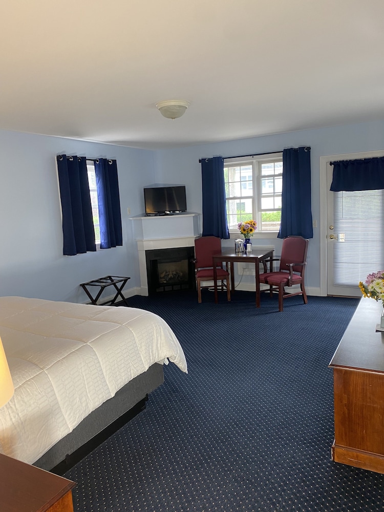 Deluxe Room, 1 King Bed, Jetted Tub photo 2