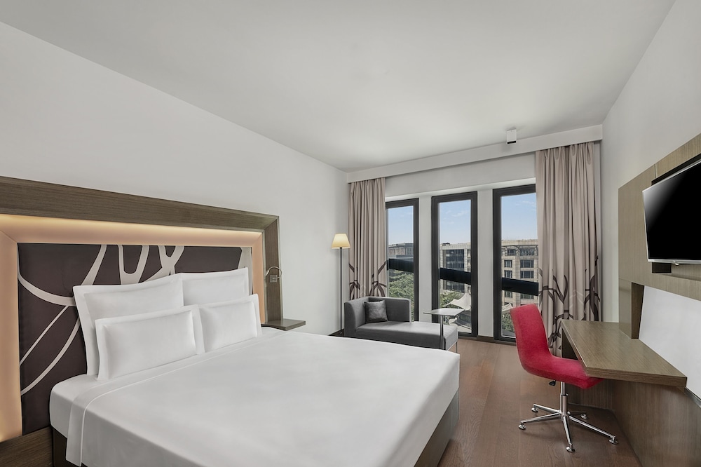 Standard Room, 1 King Bed thumbnail 6