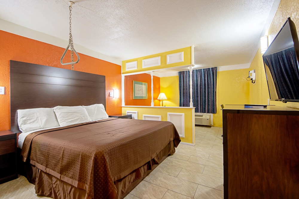 Standard Room, 1 King Bed, Non Smoking photo 2