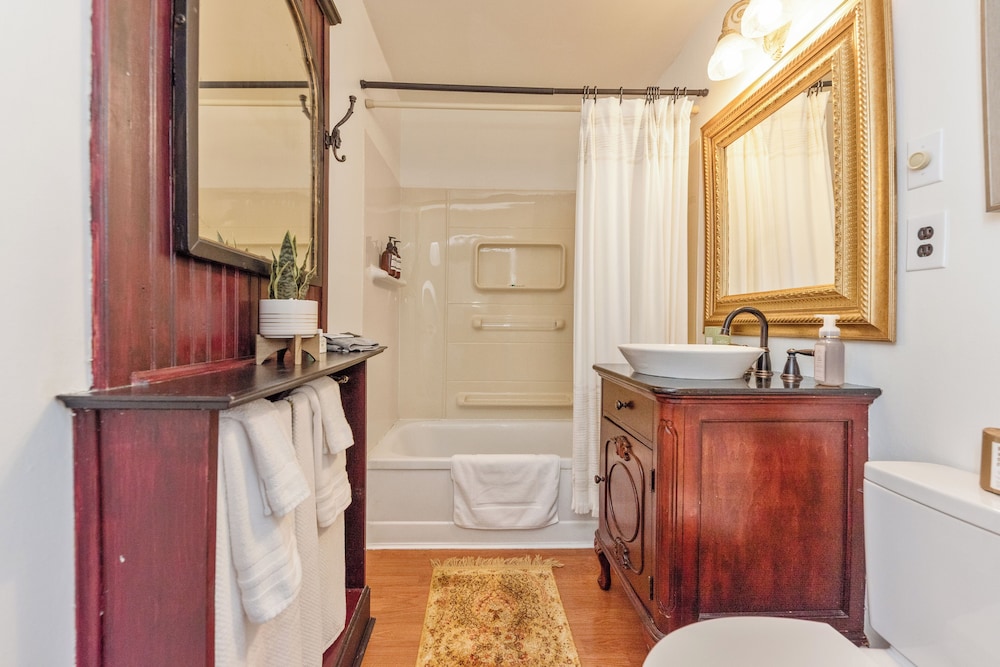 Double Room, 1 Queen Bed, Private Bathroom photo 2
