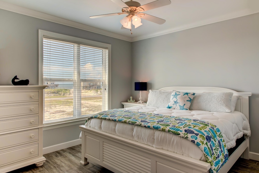 House, Multiple Beds (The Blue Crab - 2432 Bienville) photo 1