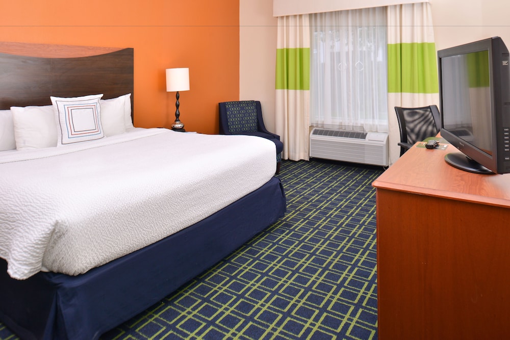 Room, 1 King Bed (Mobility/Hearing Accessible, Tub) photo 1