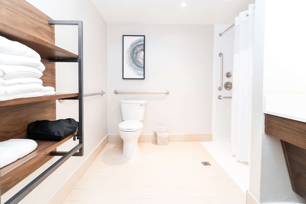 Room, 2 Queen Beds, Accessible (Mobility/Hearing, Roll In Shower) - Photo 9