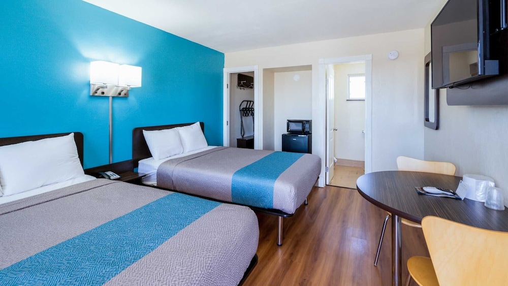Deluxe Room, 2 Double Beds, Smoking, Refrigerator & Microwave photo 2