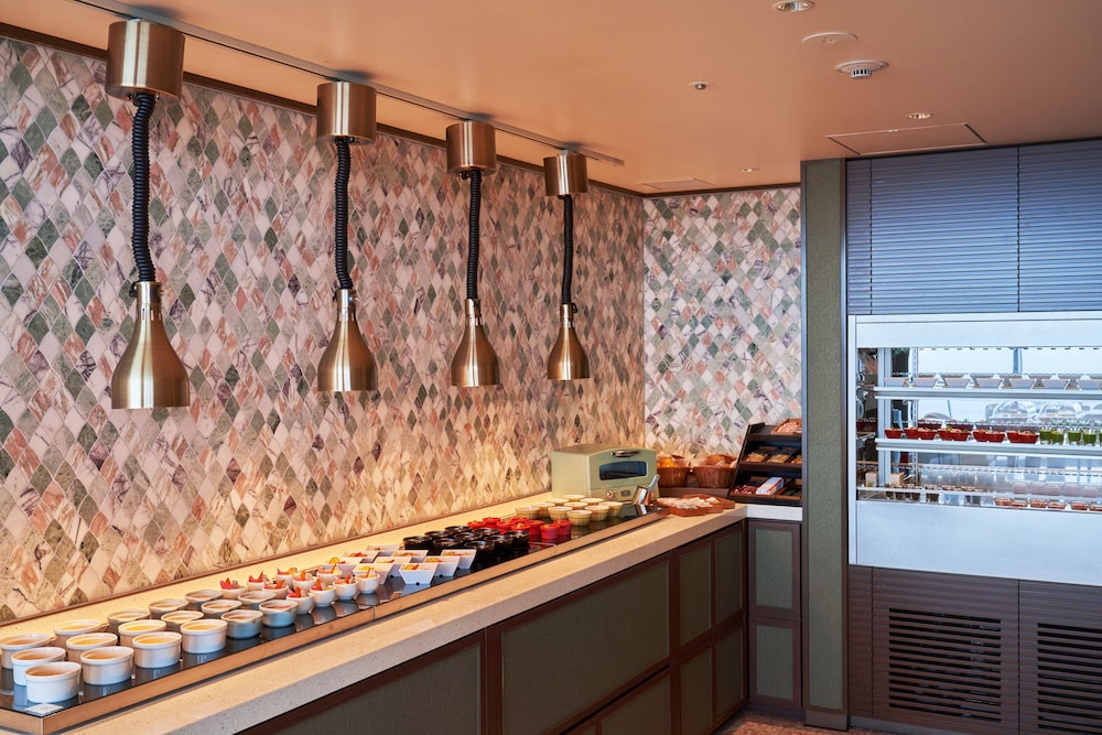 Deluxe Hollywood Twin Room, Non Smoking (With Club Pool & Lounge Access) - Photo 9
