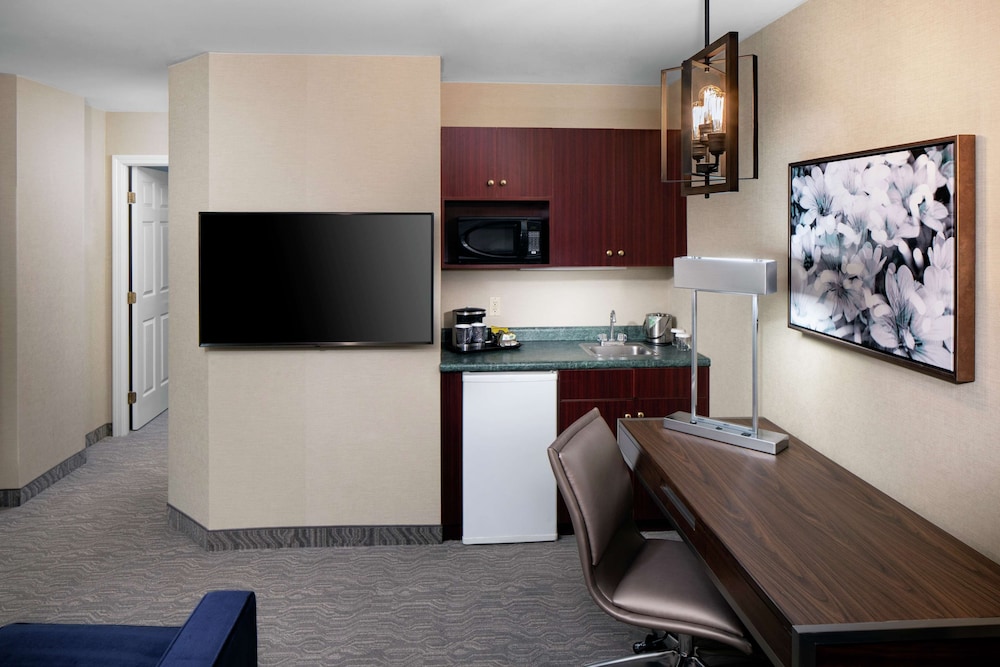 1 King Suite, Hearing Accessible - Photo 3