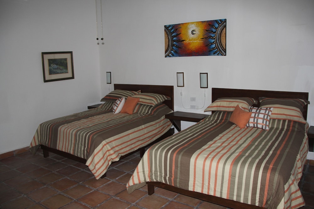 Standard Room, 2 Queen Beds, Garden View photo 2