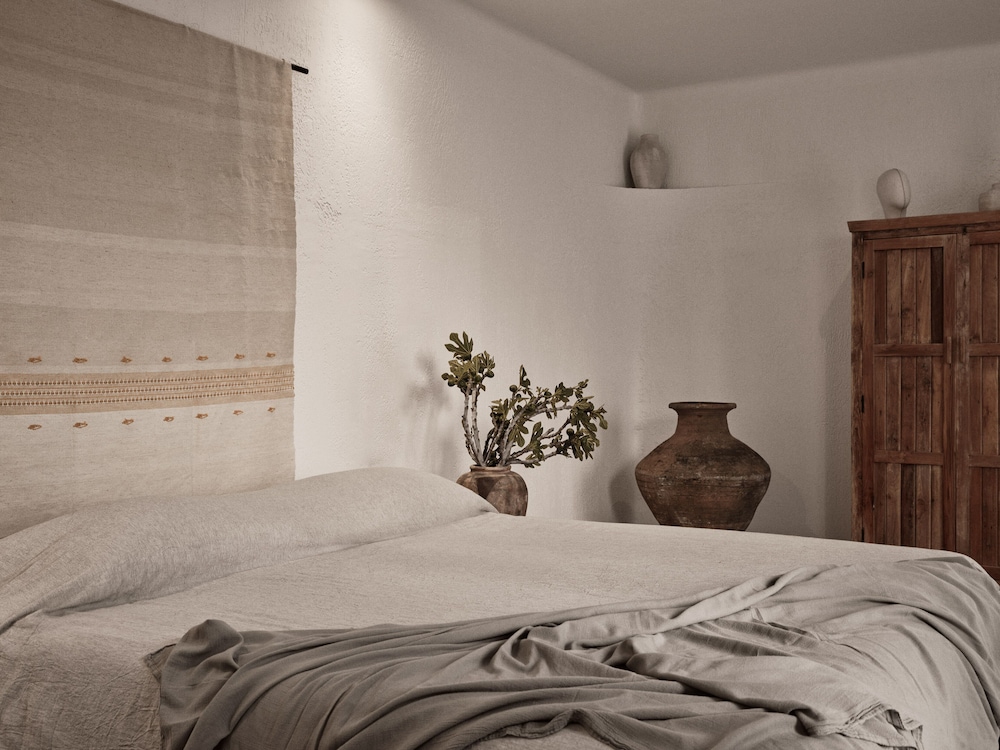 Honeymoon Sunset & Sea View Suite with Heated Plunge Pool thumbnail 6