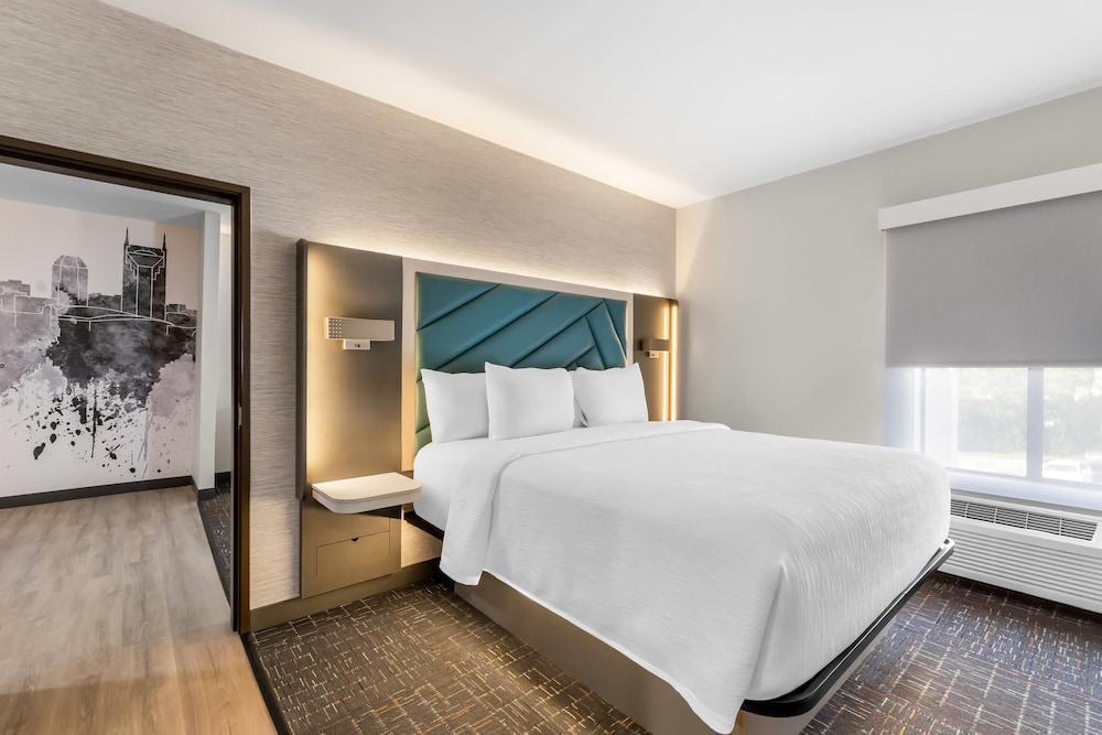 Executive Suite, 1 King Bed with Sofa bed, Non Smoking photo 1