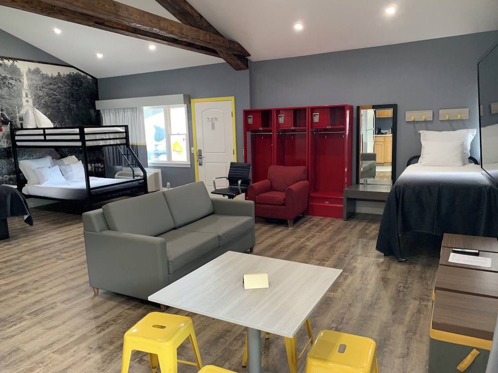 Suite, Multiple Beds, Non Smoking - Photo 13