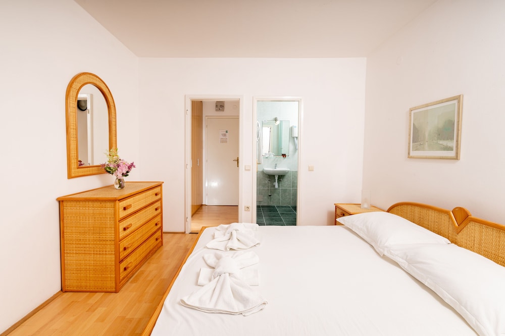 Double Room, Balcony, Park View photo 1