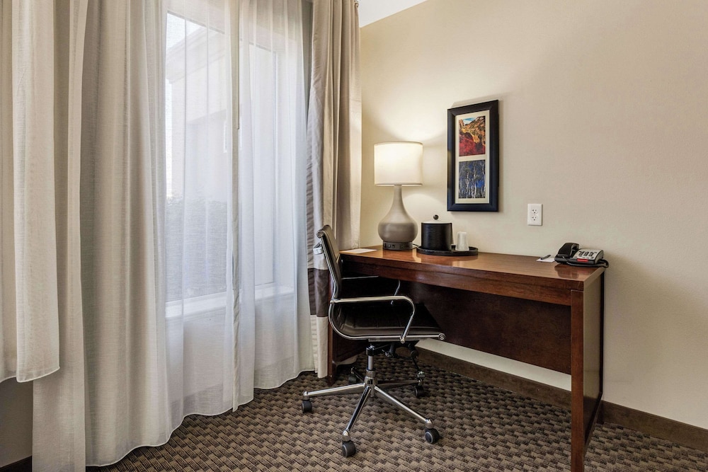 Room, 1 King Bed, Non Smoking (Upgrade) - Photo 3