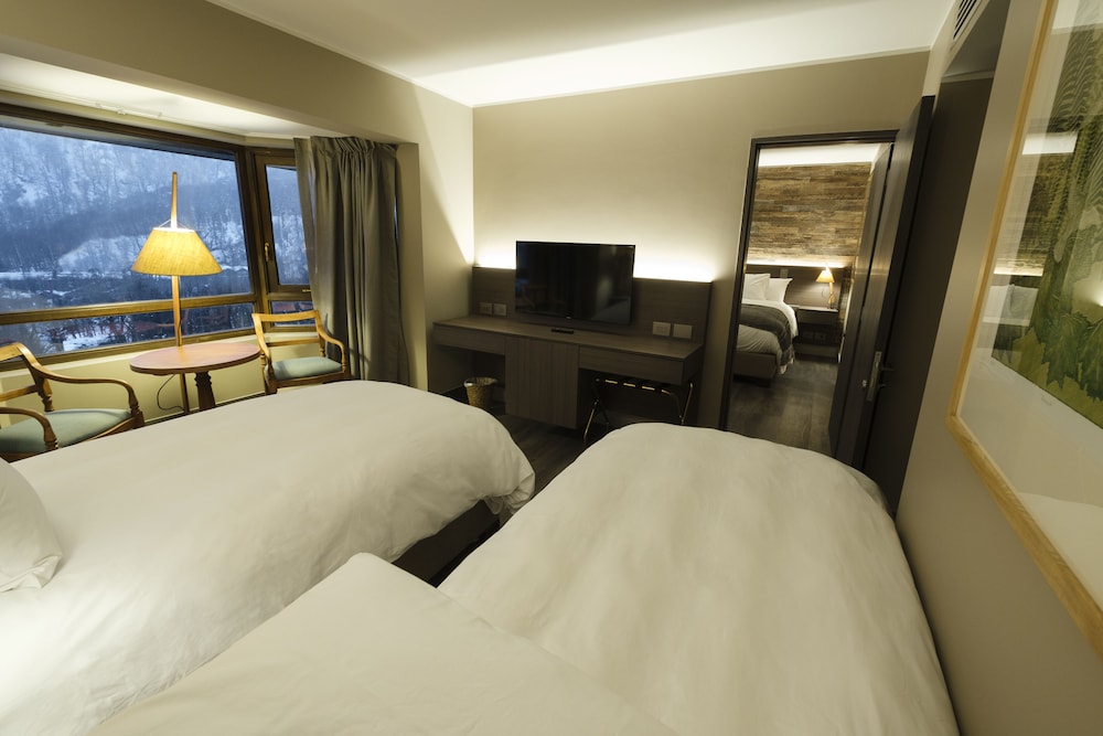 Standard Double or Twin Room, 1 Bedroom, Mountain View photo 2