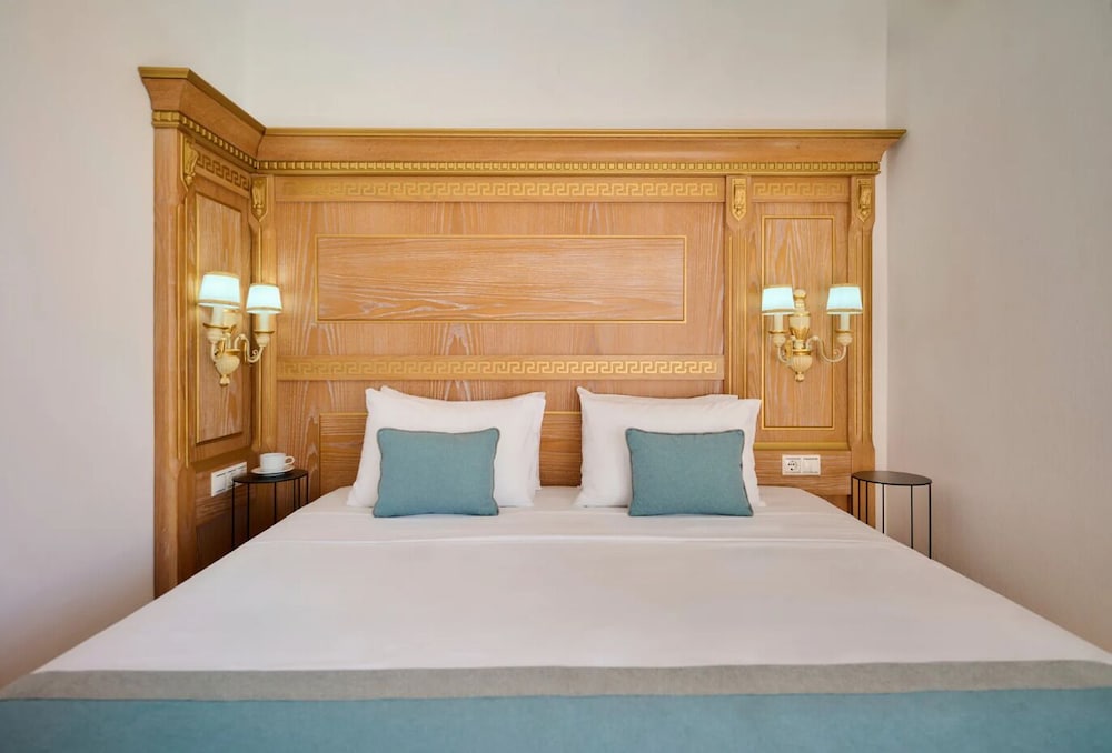 Standard Triple Room, Balcony, Partial Sea View