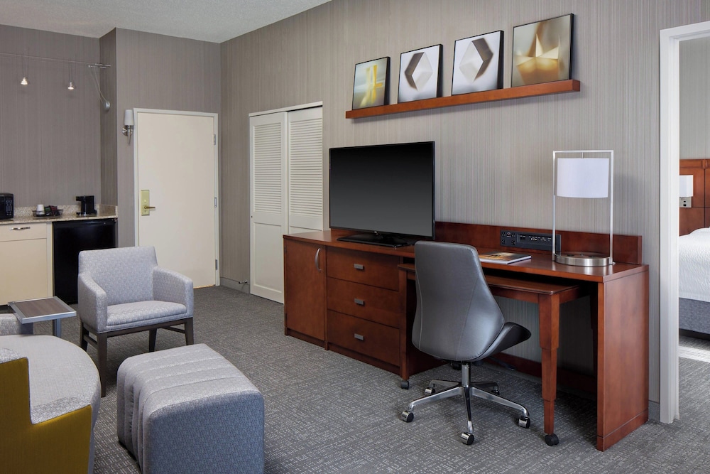 Executive Suite, 1 Bedroom - Photo 2