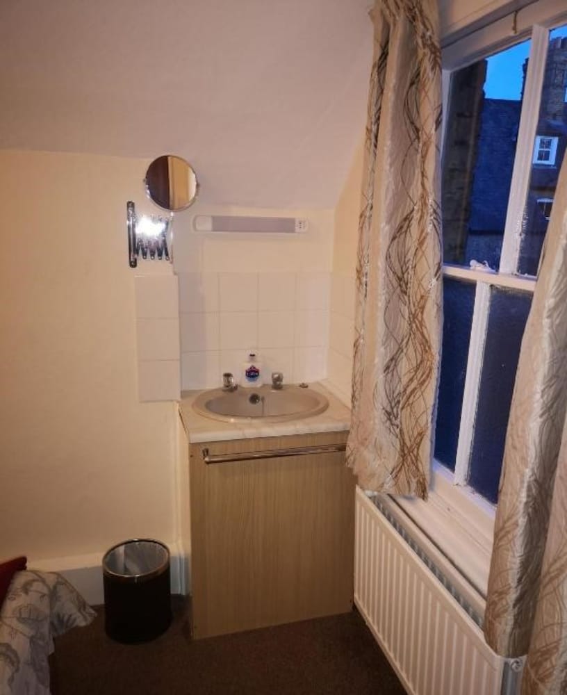 Single Room with Ensuite - Annexe photo 2