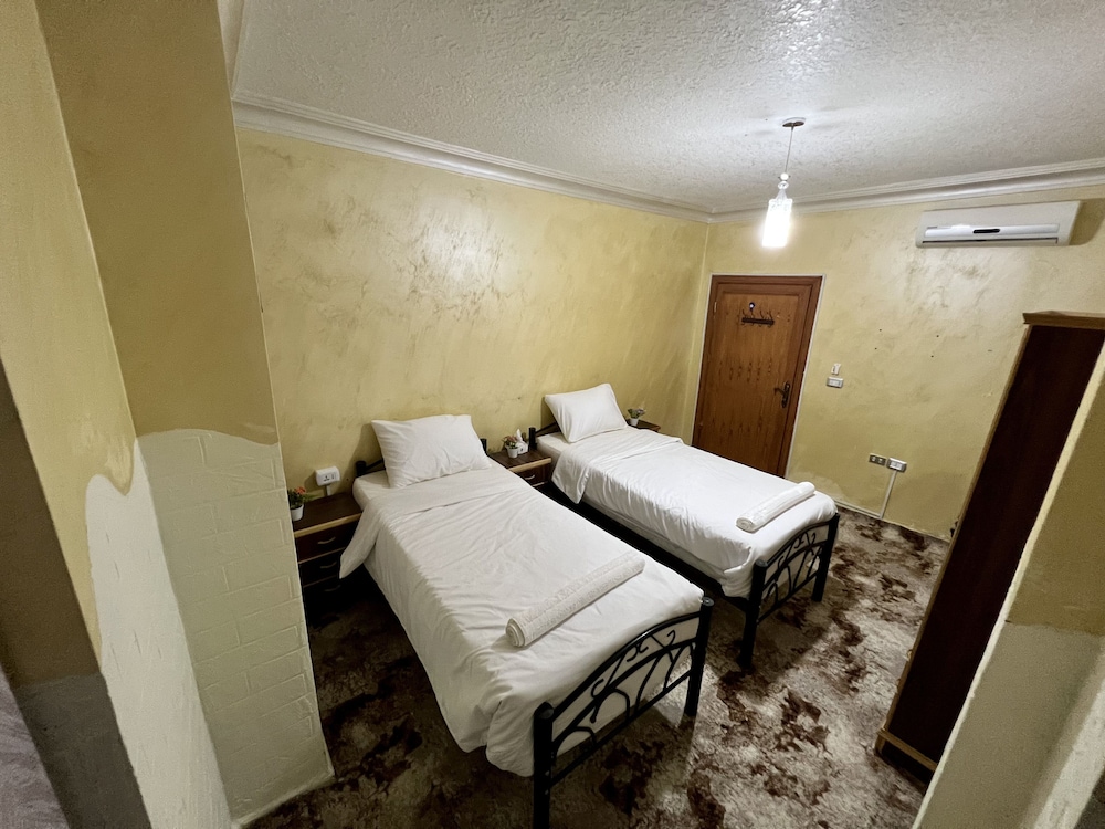 Standard Twin Room - Photo 5