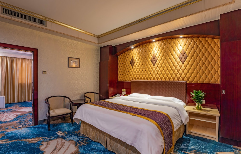 Business Suite, 1 Bedroom, Bathtub photo 1
