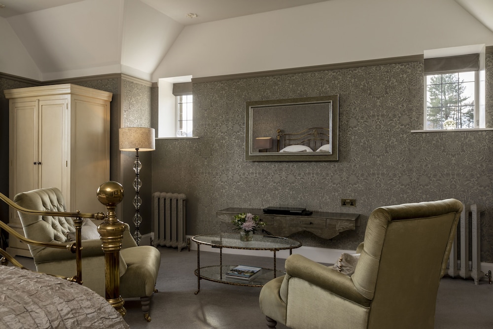 Grand Room, 1 King Bed, Garden View photo 2