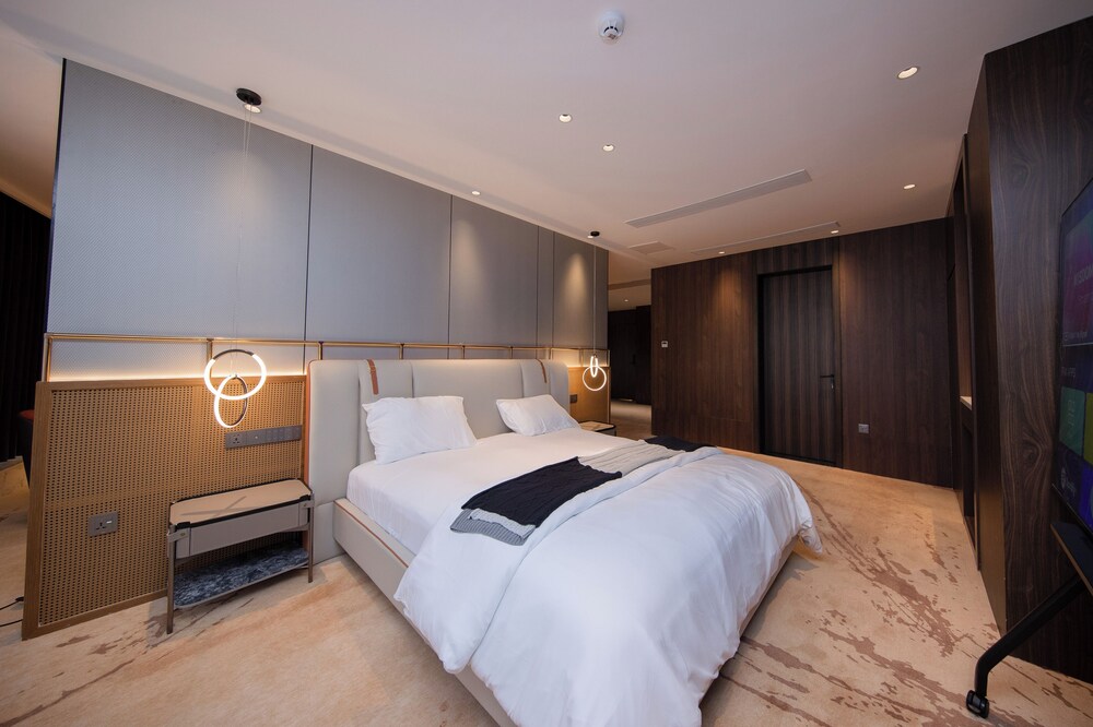 Premium Suite, 1 King Bed, City View