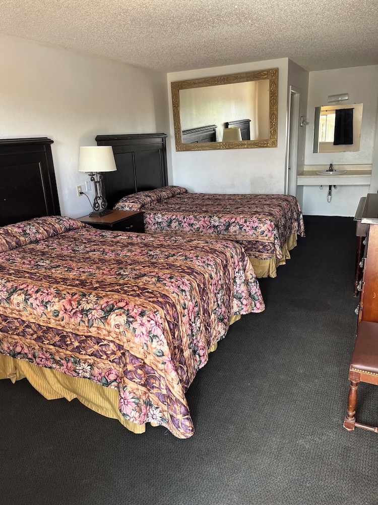 Double Room, 2 Queen Beds, Non Smoking, Refrigerator & Microwave photo 1