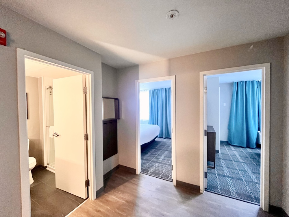 Suite, Multiple Beds, Kitchen (Dining and Kitchen Areas)