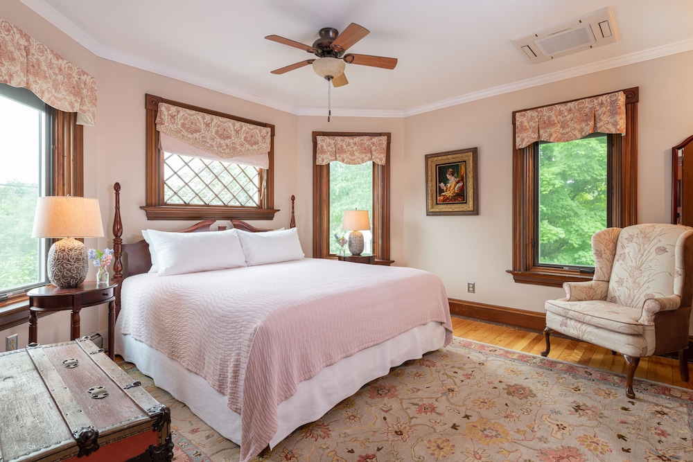 Basic Room, 1 King Bed